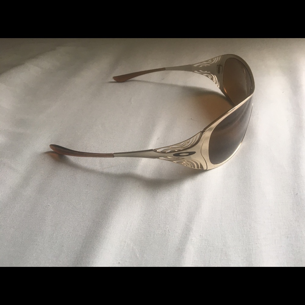 Oakley - Picture 6 of 7